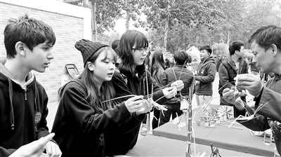 北京留學生體驗“銀票”支付