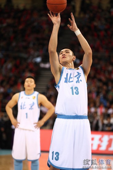 老馬32+8力壓阿聯29+11 北京揭幕戰14分勝廣東