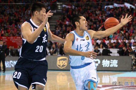 老馬32+8力壓阿聯29+11 北京揭幕戰14分勝廣東