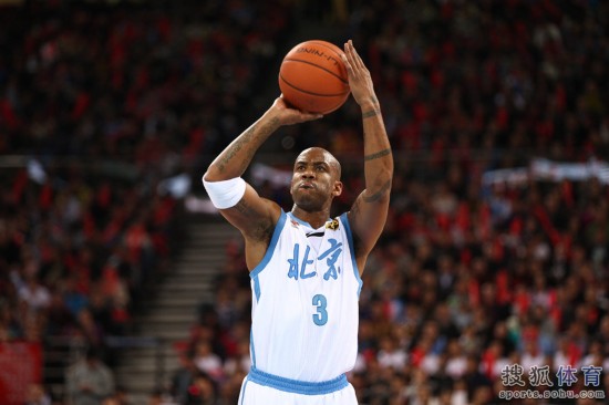 老馬32+8力壓阿聯29+11 北京揭幕戰14分勝廣東