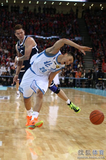 老馬32+8力壓阿聯(lián)29+11 北京揭幕戰(zhàn)14分勝廣東
