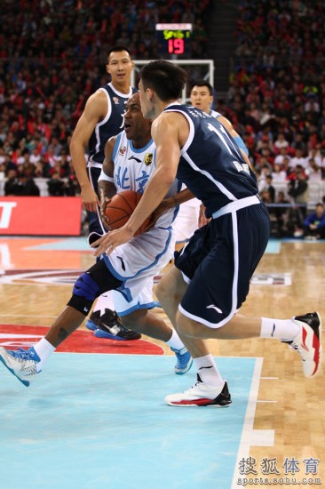 老馬32+8力壓阿聯(lián)29+11 北京揭幕戰(zhàn)14分勝?gòu)V東