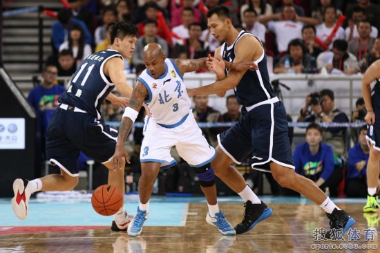 老馬32+8力壓阿聯29+11 北京揭幕戰14分勝廣東