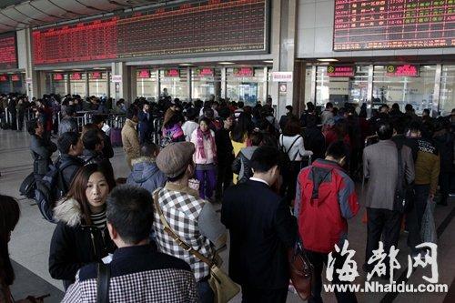 春運(yùn)“囤票族”忙退票 老人外來(lái)工仍一票難求