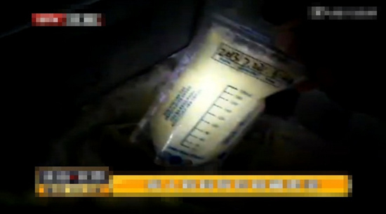 京破“成人奶媽”網(wǎng)絡(luò)招客 喂奶兼性服務(wù)(圖)