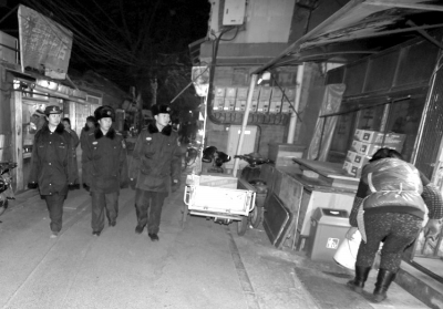 北京東城城管取締非法胡同市場(chǎng) 市民：買菜不便