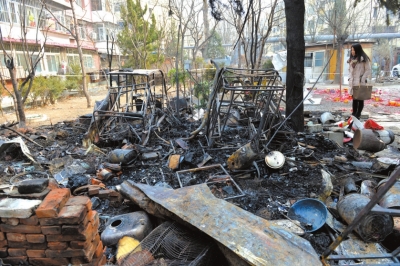 雜物起火燒裂住戶窗玻璃 無人員傷亡