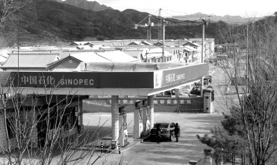 鞥女站長堅守深山加油站 每日負責給兩個無水加油站送水