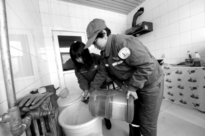 鞥女站長堅守深山加油站 每日負責給兩個無水加油站送水