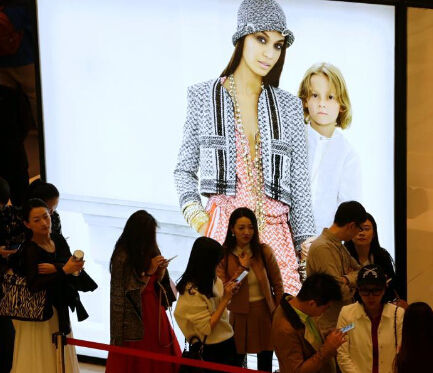 北京奢侈品店客流降60% 經理:臉笑僵也賣不出幾件