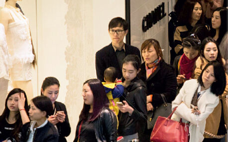 北京奢侈品店客流降60% 經理:臉笑僵也賣不出幾件