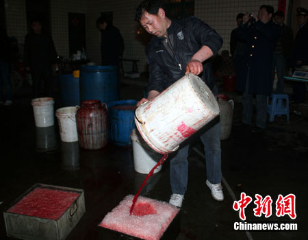 重慶查獲近萬(wàn)斤涉嫌“福爾馬林”保鮮血旺(圖)