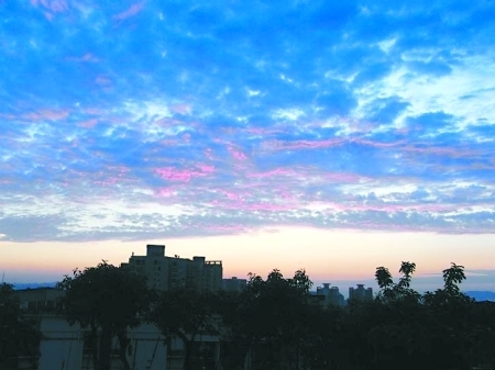 主城天空驚現魔幻晚霞