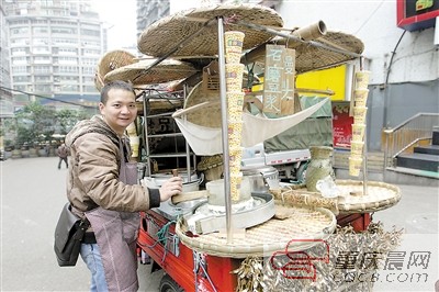 80后“豆?jié){哥”賣豆?jié){讓顧客自取自付 兩年沒少一分錢