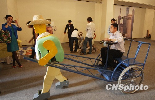 農(nóng)民發(fā)明家?guī)?#8220;機器人兒子”助興世博