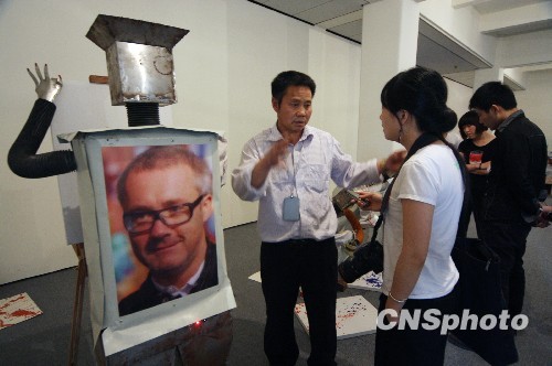 農民發明家帶“機器人兒子”助興世博