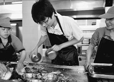 大學生在餐廳收碗視頻走紅 速度快被稱無影手(圖)