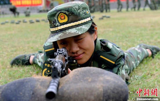福建新“警花”接受訓(xùn)練 曾參加世界小姐比賽