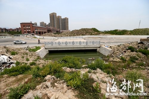 金山流花溪被渣土截?cái)?中下游河道塞滿了水浮蓮和垃圾