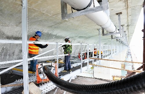 我區首條220KV高壓電纜呈蛇形借橋入島