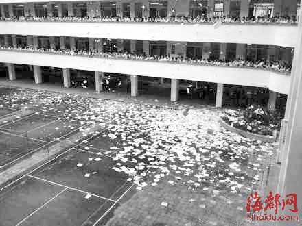 南平高考生集體撕書減壓 網(wǎng)友微博直播
