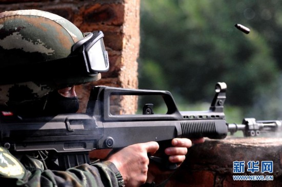 廈門武警特戰(zhàn)隊反恐實戰(zhàn)演練：拐角射擊槍驚艷(組圖)