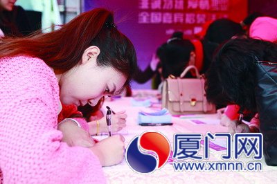 非誠(chéng)勿擾在廈招募嘉賓 報(bào)名現(xiàn)場(chǎng)聚滿帥哥靚女