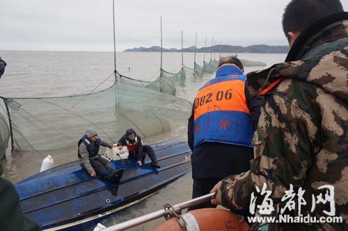 游艇被浪打翻4人落水 1人為救同伴游海2小時