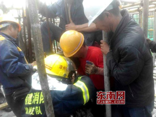 工人從兩米高腳手架跌樓 鋼筋刺穿“命根子”