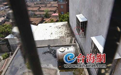 廈門現最美“托舉哥” 拯救懸在5樓防盜窗的女童