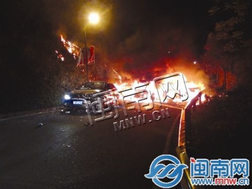 泉州清源山齊云路昨夜5車連撞起火 4車燒毀嚴重