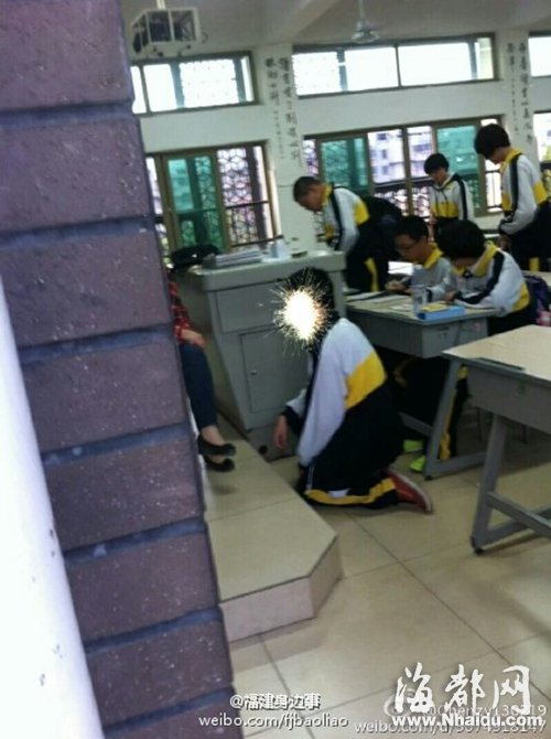 福州延安中學(xué)老師批評(píng)教育學(xué)生時(shí) 讓其蹲著！