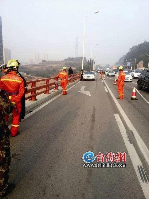 男子在海滄大橋輕生被救下 堵車導致上班族遲到