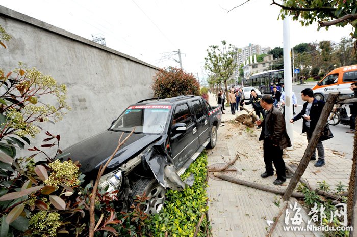 福州一皮卡車(chē)失控連撞兩家人 駕駛員棄車(chē)逃逸