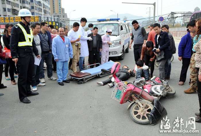 福州一皮卡車失控連撞兩家人 駕駛員棄車逃逸