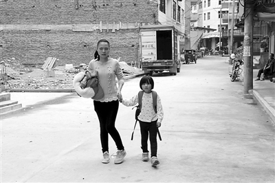 母親股骨頭壞死 7歲女孩擔(dān)起家族重任