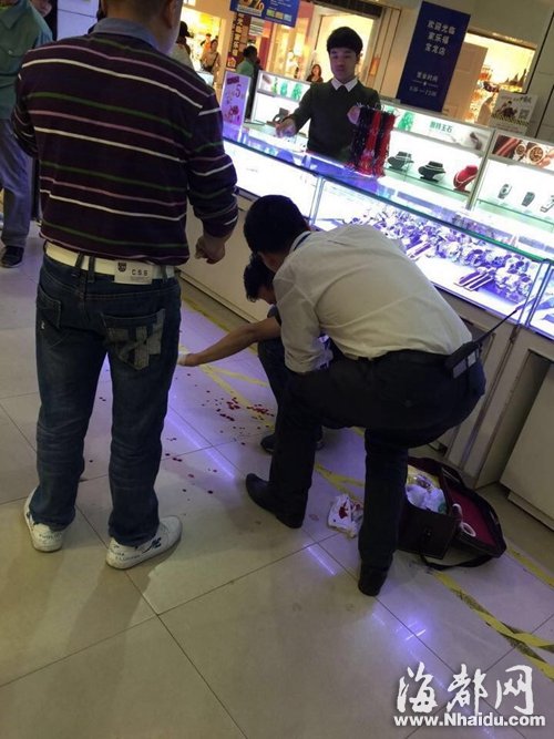 90后小偷在福州寶龍廣場揮刀捅人 超市員工受傷