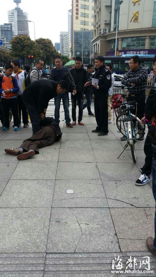 福州：好心扶老人反被抱住腿 原來(lái)是場(chǎng)美麗的誤會(huì)