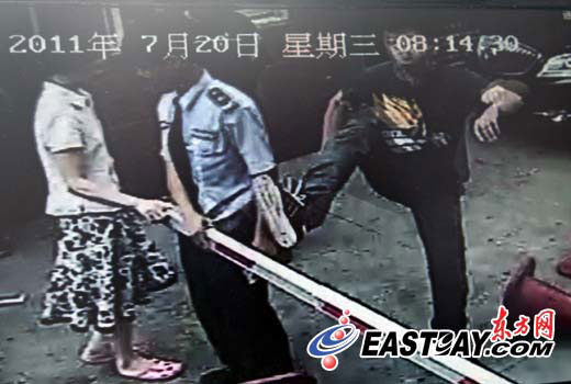 男子拒付5元停車費拳打保安：“我爸是警察”