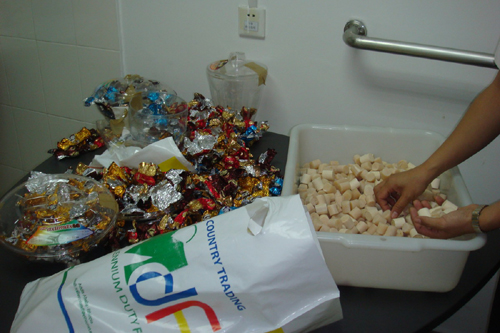 廣州海關查獲偽裝成“糖果”走私進境的象牙制品11.56公斤（圖）