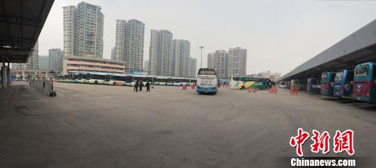 佛山一客運站清晨3輛客車起火 兩車燒毀遍地油污