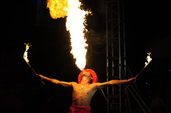 廣府達人秀上演噴火絕技 震撼全場