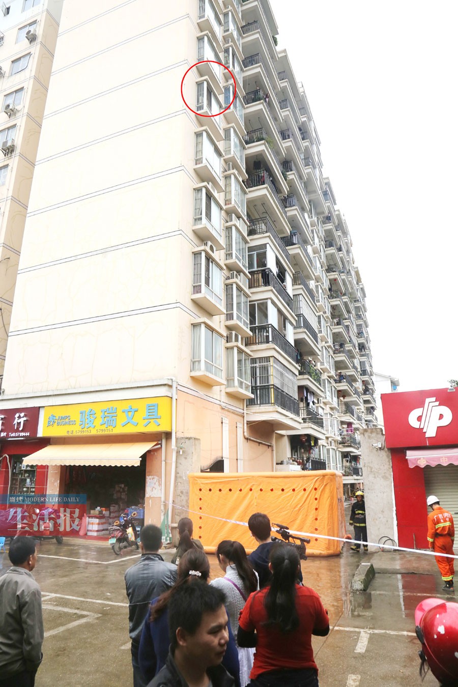 男子行竊被發(fā)現(xiàn)躲飄窗頂12小時(shí) 四肢麻木饑寒交加