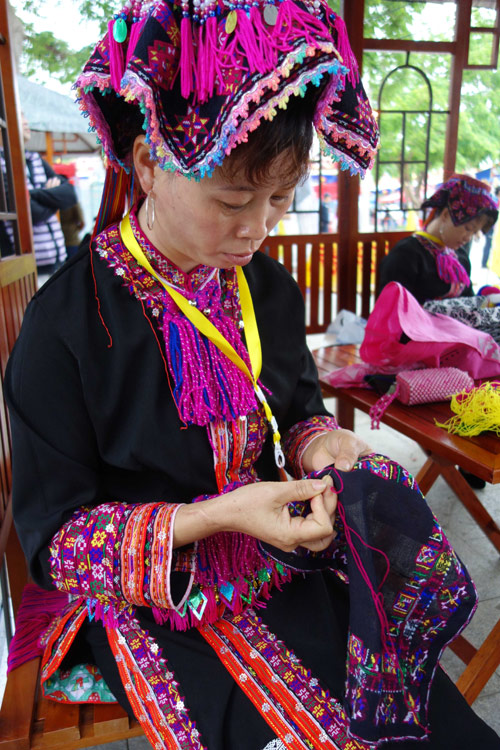 海南黎苗“三月三”節慶 東方舉辦對唱苗繡比賽