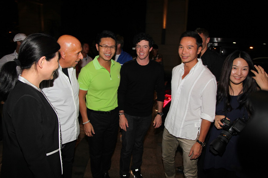 泰格·伍茲與麥克·羅伊抵達?？? style=