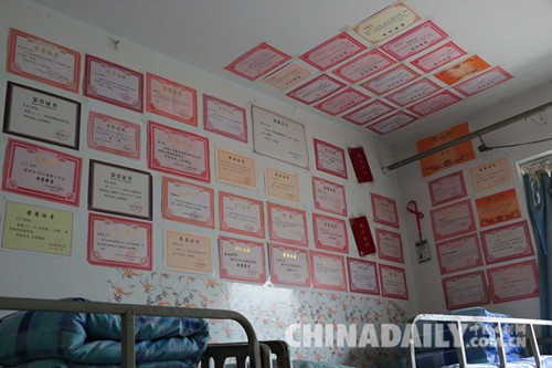 河北“最牛”大三男生宿舍：54張獎狀貼滿墻