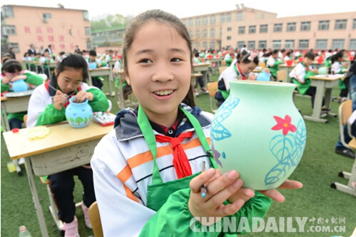 唐山路南勝利路小學(xué)百名陶娃繪世園
