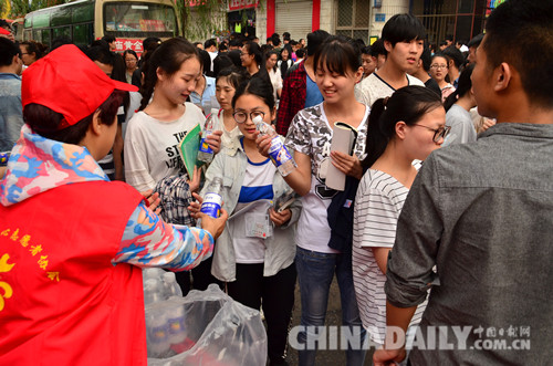 “滴滴清水意 濃濃助考情”為學子加油助力