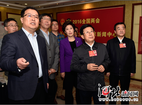 趙克志張慶偉看望參加全國兩會報道的新聞工作者