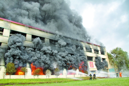 三門峽中原黃金冶煉廠發生大火 8名消防官兵受傷